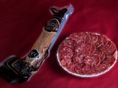 El salchichón ibérico es uno de los embutidos más apreciados de la Sierra. Te contamos qué lo hace especial, en qué se diferencia del chorizo y cómo disfrutarlo.