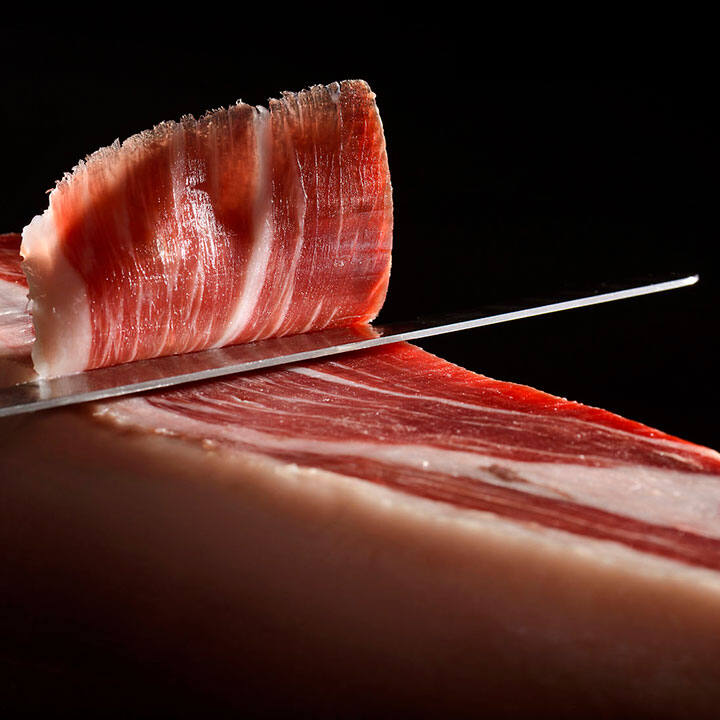 cortar-un-jamon-iberico-en-el-jamonero
