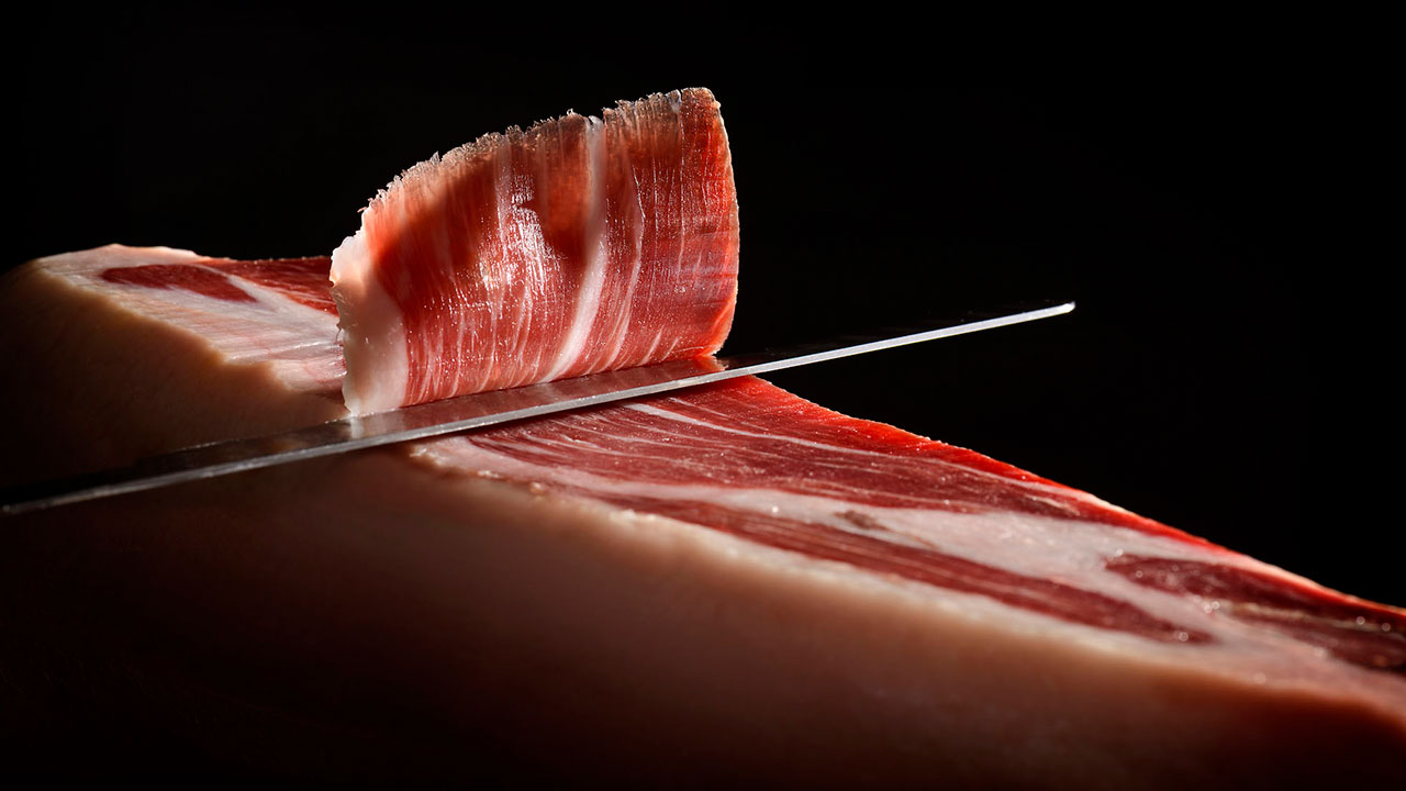 Cómo cortar un jamón ibérico en el jamonero Cortegana Ibérico