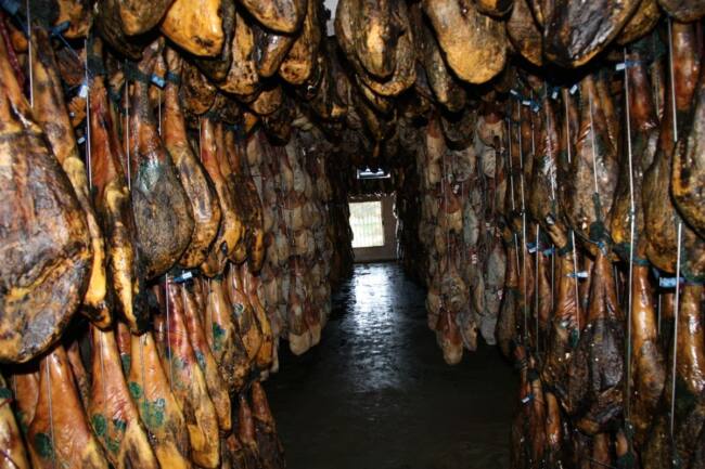 Jamones ibéricos curando en el secadero de Cortegana Ibérico
