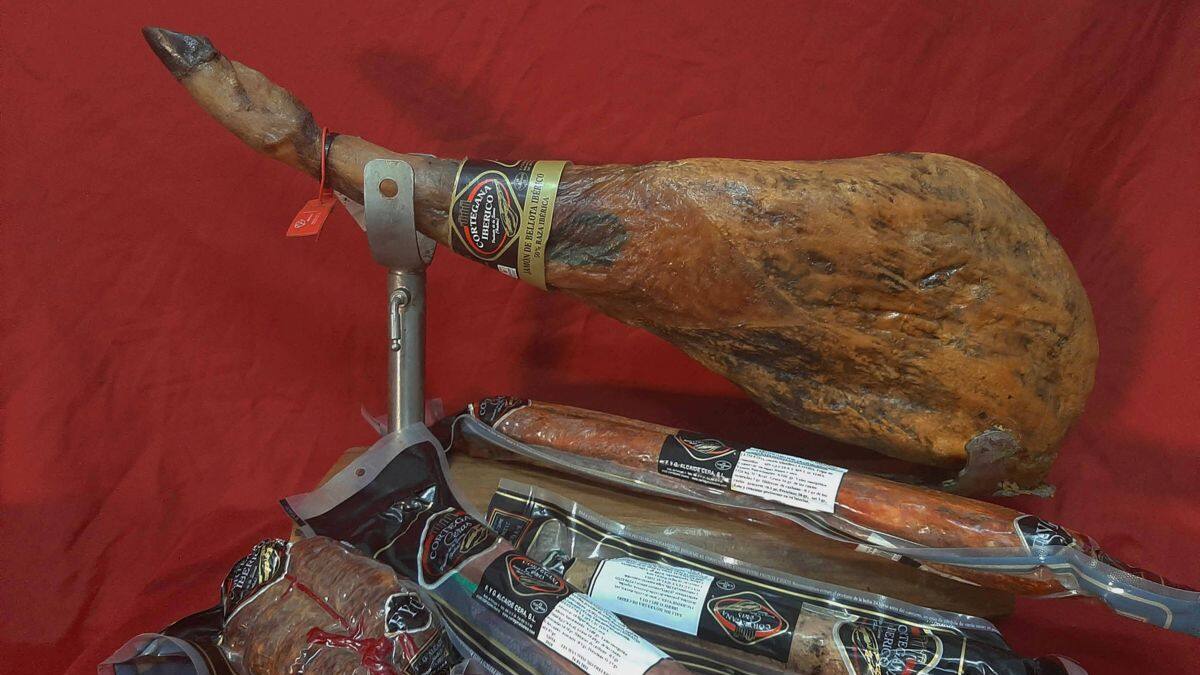 Lote de jamón de bellota ibérico con embutidos para regalo