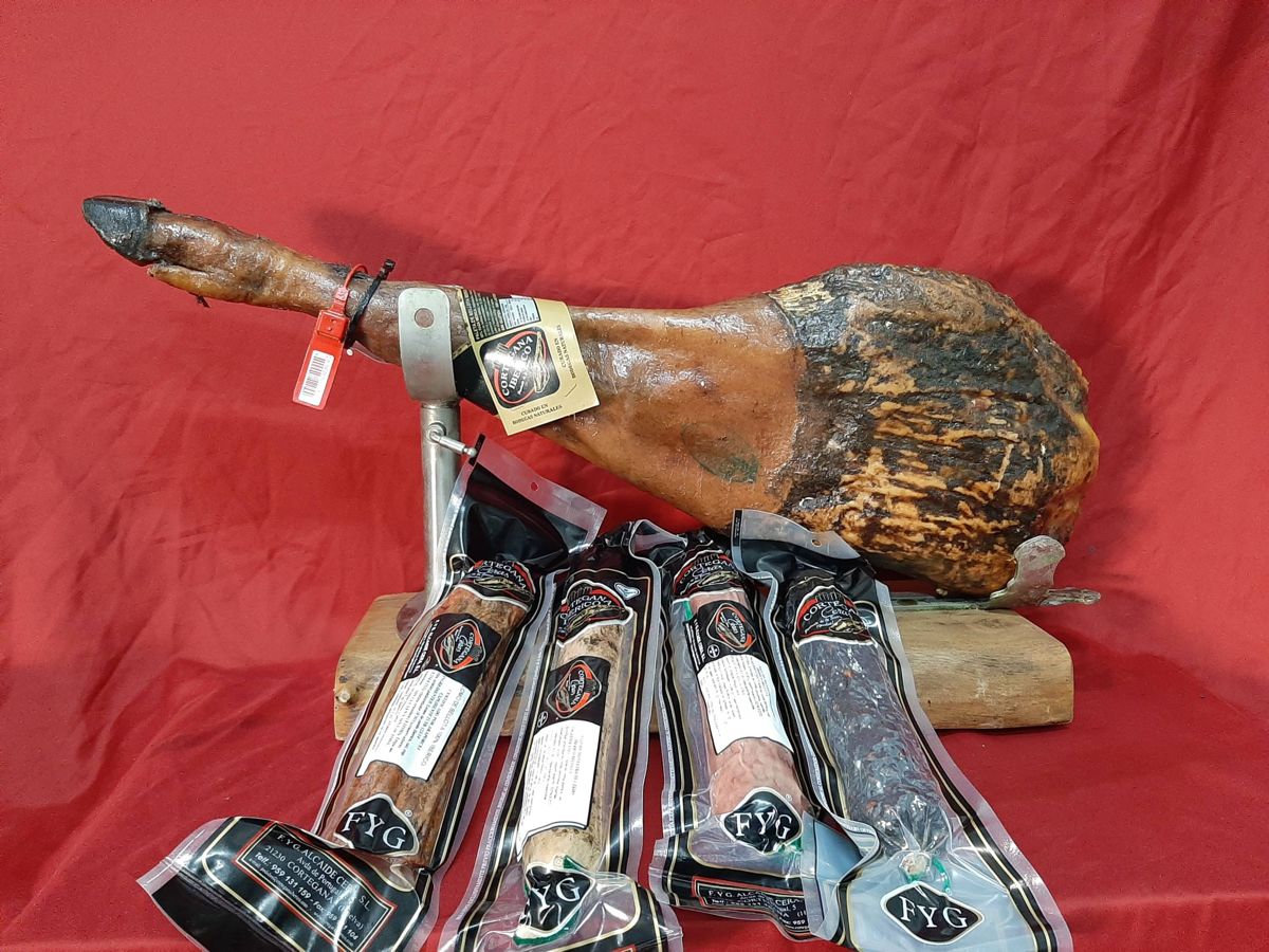 Lote ibérico de regalo con paleta y embutidos envasados al vacío de Cortegana Ibérico